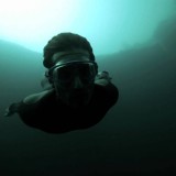 【ダイビング】人間ってすげぇ・・・。深さ202m真っ暗闇のブルーホールに素潜りする映像がスゴ過ぎ！